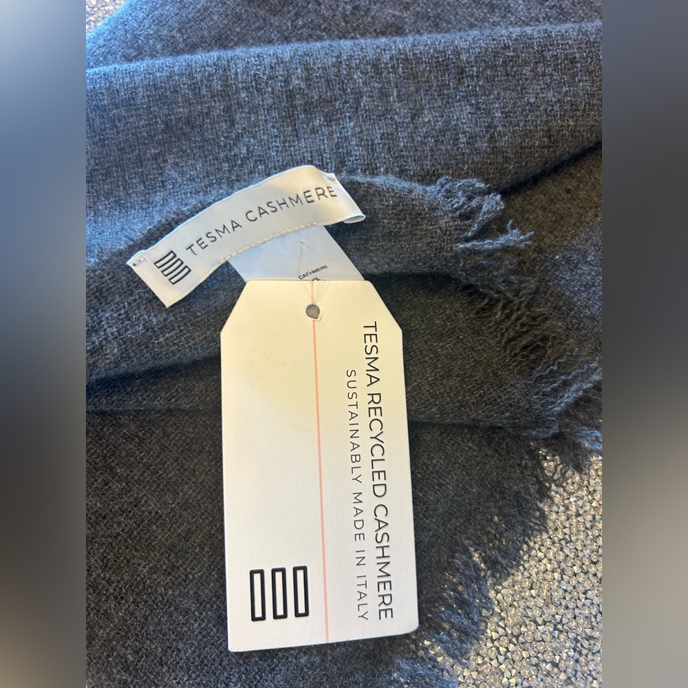 TESMA Charcoal Made In Italy Cashmere And Wool Blend Scarf 22in W x 70in L - Picture 4 of 5